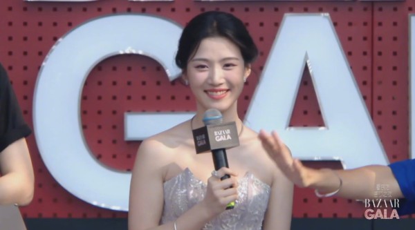 卢昱晓持纸飞机走红毯，恰逢真机飞过