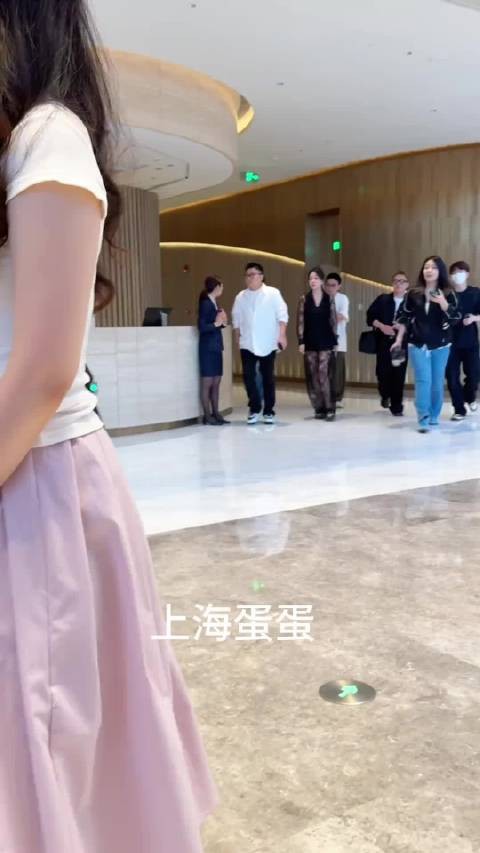 闫妮53岁路透生图状态惊艳,无滤镜怼脸美貌抗打