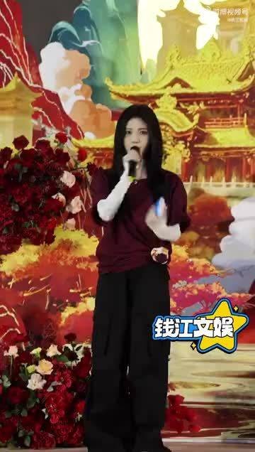 鞠婧祎横店拍戏遇粉丝合唱庆生单曲感动落泪