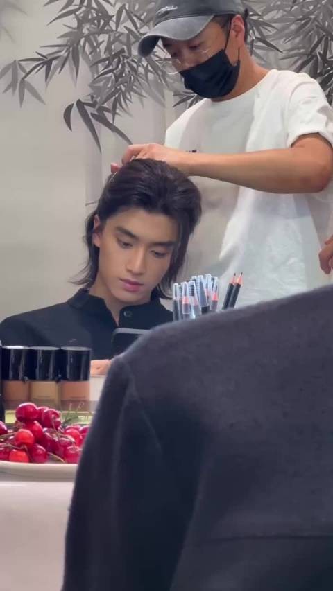 张康乐发布六月工作记录,分享男装周短片