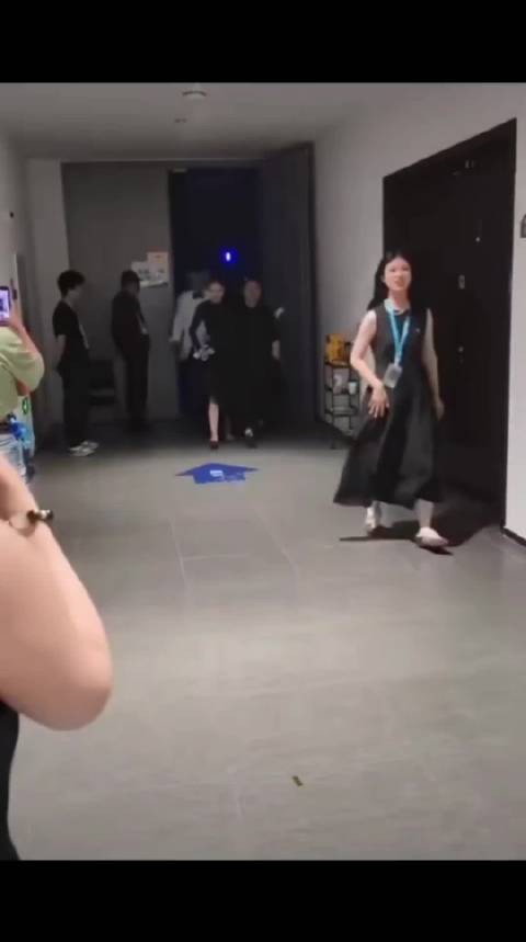 这位搂着宋佳腰的男人是她的男闺蜜的吗?好搞笑的画面!