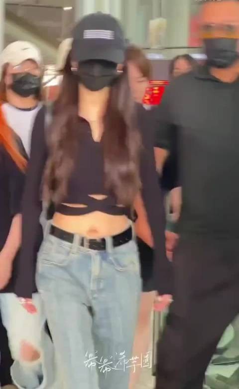 杨幂深圳到达,露腰装造型又美又飒!