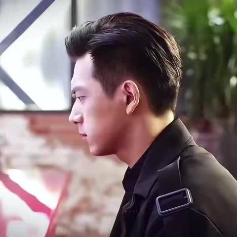 李现西装造型获赞daddy级别魅力