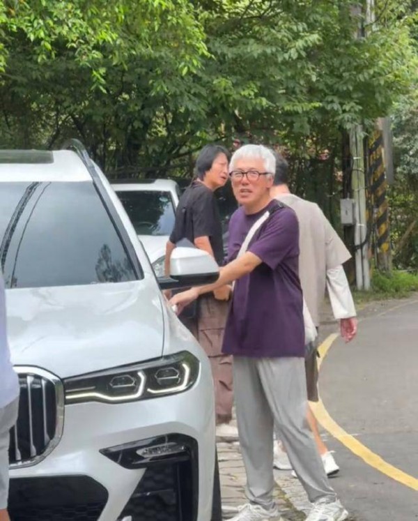 知名男歌手近照曝光，身形消瘦满头白发，曾宣布无限期停工！