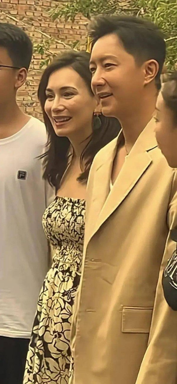 韩庚卢靖姗参加赵梓冲婚礼，韩庚全程护妻，卢靖姗孕6月又瘦又美