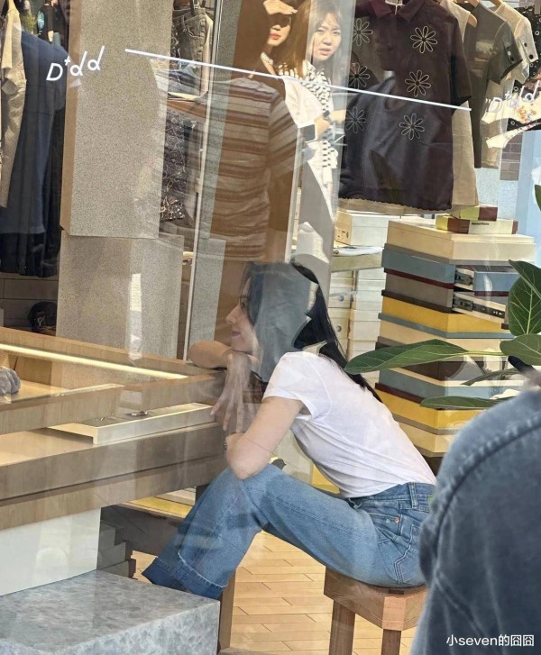 45岁董洁近照曝光，改行开服装店当老板，生图看起来又漂亮又年轻