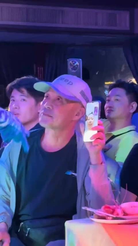 大哥出来看美女也不忘记分享给好兄弟