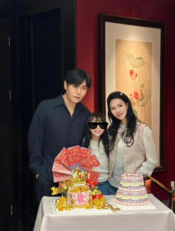 47岁秦昊近照变化大，啤酒肚抢镜成油腻大叔，伊能静臀部成焦点