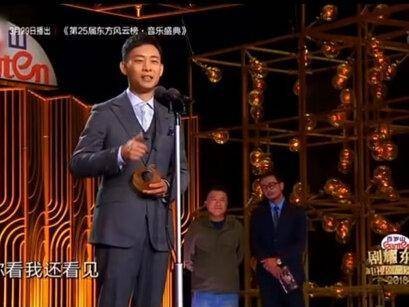 杨烁当众调侃张译颜值，张译机智回应堪称经典，惹得台下群星纷纷鼓掌笑场