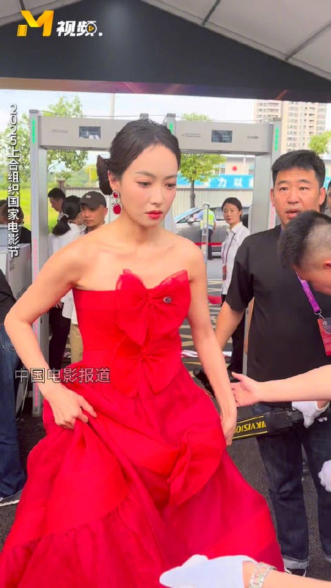 宋茜一身红裙亮相现场，妆容艳丽，十分吸睛！