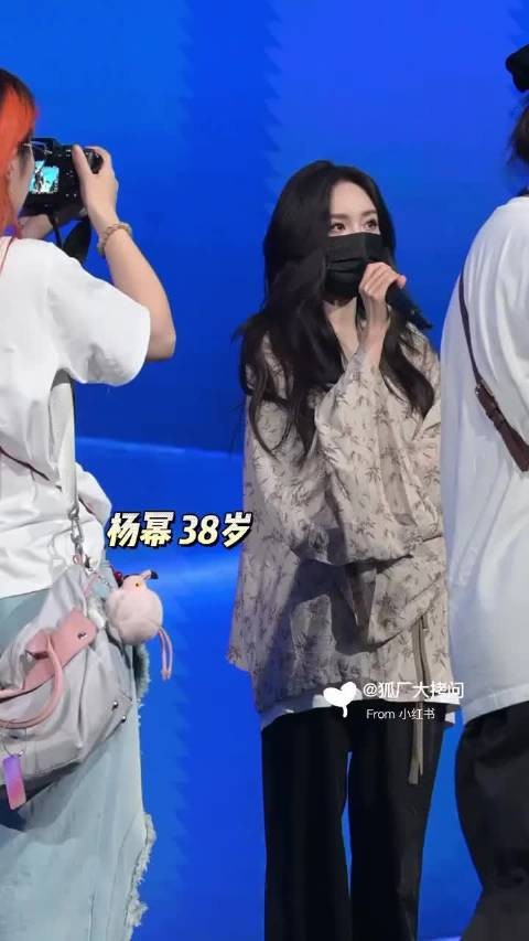 杨幂亮相上合电影节彩排，新中式造型吸睛