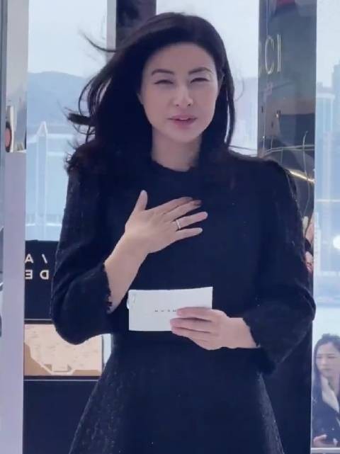 郭晶晶年过四十状态佳，端庄大气更胜从前