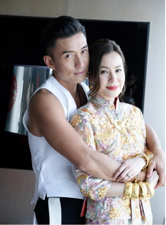 TVB视帝晒全家福，力破婚变传闻，曾不戴婚戒夜蒲被猜测夫妻离婚