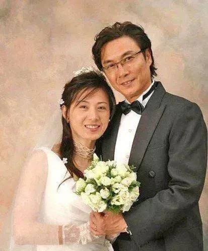 60岁港星刘松仁与23岁泰国空姐的真爱传奇：不惧变性传闻，30年恩爱如初