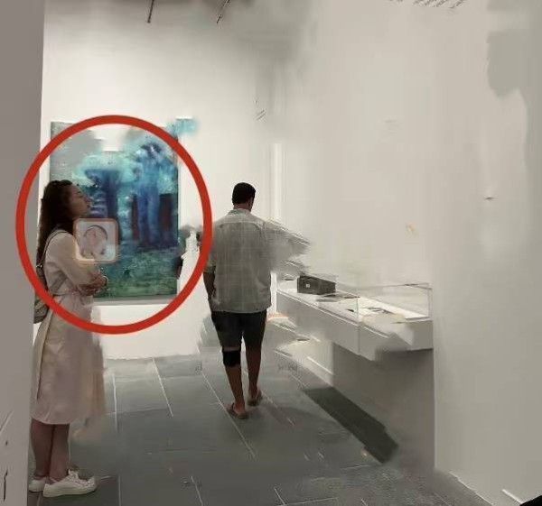 徐子珊45岁近照曝光，独自现身法国美术馆，网友分享偶遇细节