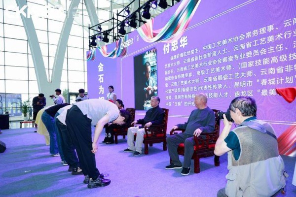 传承非遗技艺 滇派锔瓷工艺美术大师付忠华再收新徒