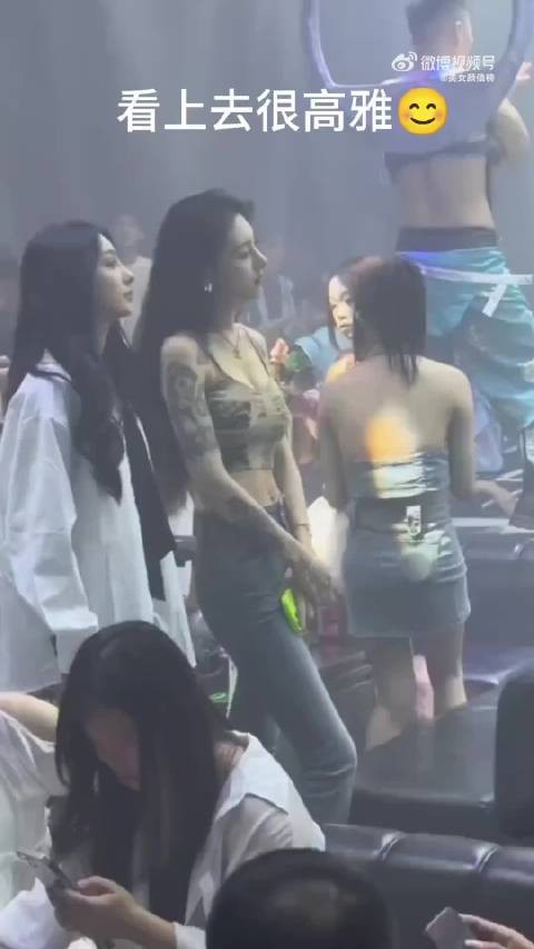 故作高雅，实则在钓鱼
