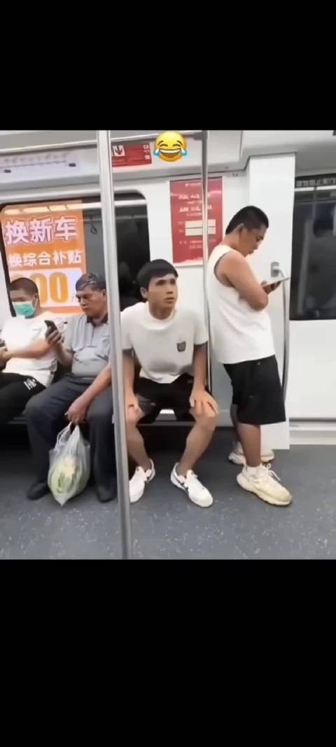 哈哈哈,这个太好笑了,每一个动作无缝对接,最惨的是老爷爷的瓜