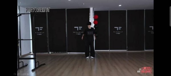 我妹子腿就并这么近，不用蓄力竟然跳了2m16，落地特别优雅啊妹子