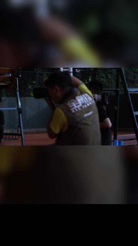 泡泡老师停电中用手机手电为小选手拍写真