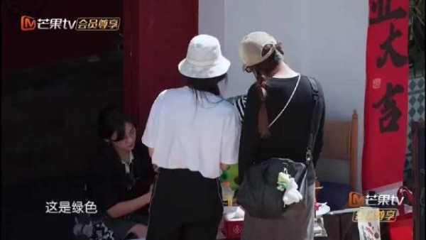 沈月翟潇闻卖饮品频爆梗，顾客要绿饮被调侃绿得发亮