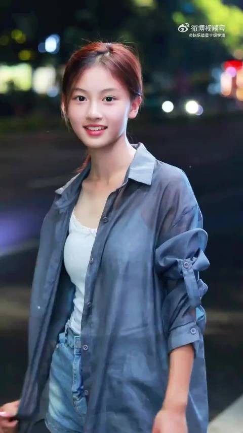于正想签的一位素人女孩,有点像黄圣依➕张柏芝