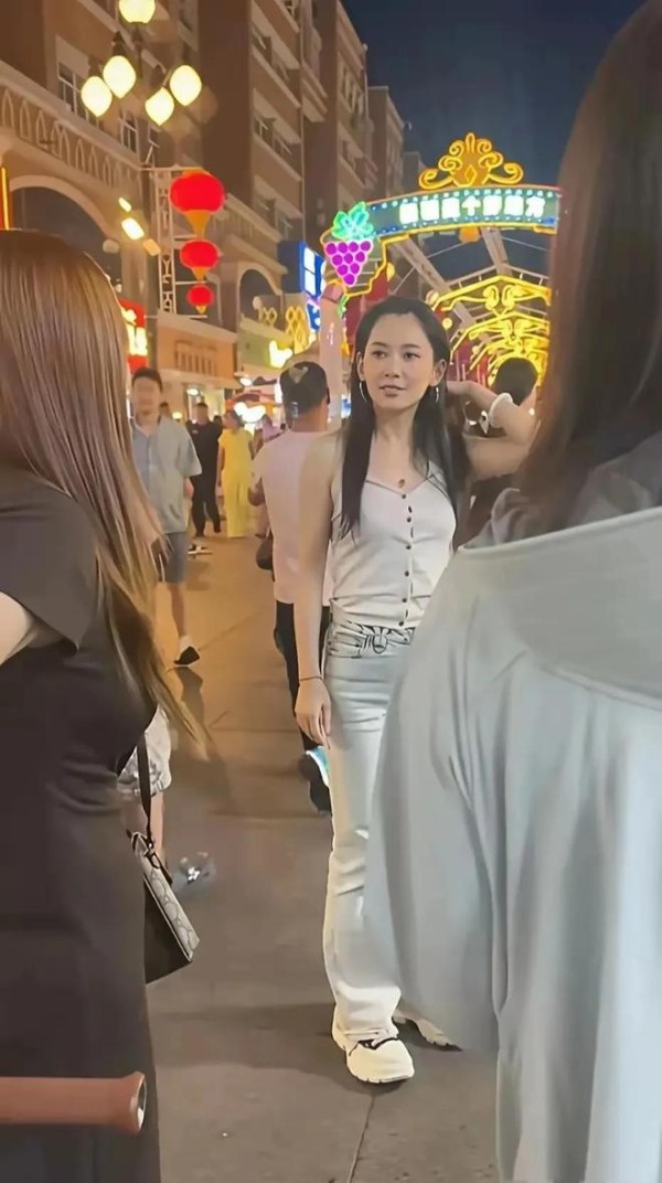 森林北近照曝光 屁股又扁又平鼻孔超大五官不精致 没法跟章子怡比