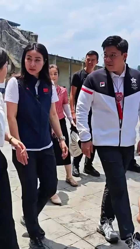 郭晶晶霍启刚携子女赴贵州黔南行公益