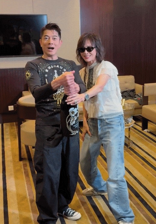 搜狐娱乐讯 13日，刘嘉玲在社交平台上晒出与郭富城在梦幻武林演唱会后台的合照，二人一同开香槟，笑容满面，超开心。