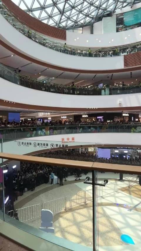 王鹤棣成都活动人气爆棚，工作日现场人潮涌动