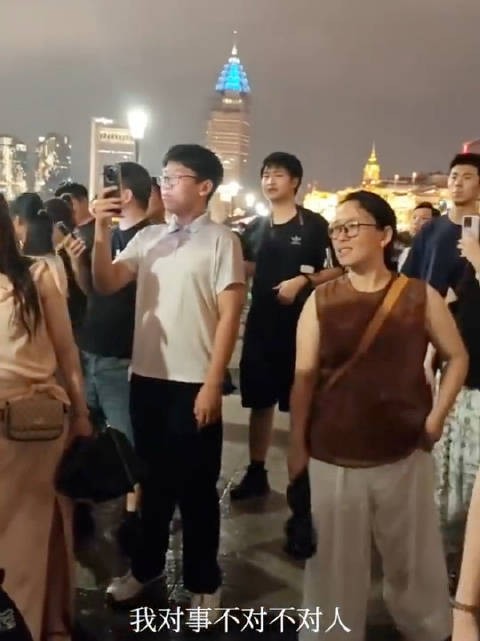 女子外滩穿和服持刀摆拍遭大爷怒斥