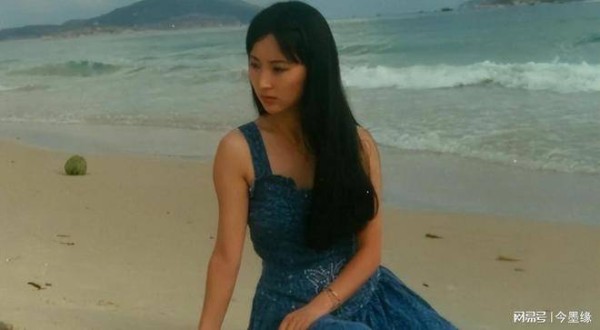 在侯耀文墓地旁边，林妹妹之墓鲜花环绕，汉白玉雕像让人垂怜