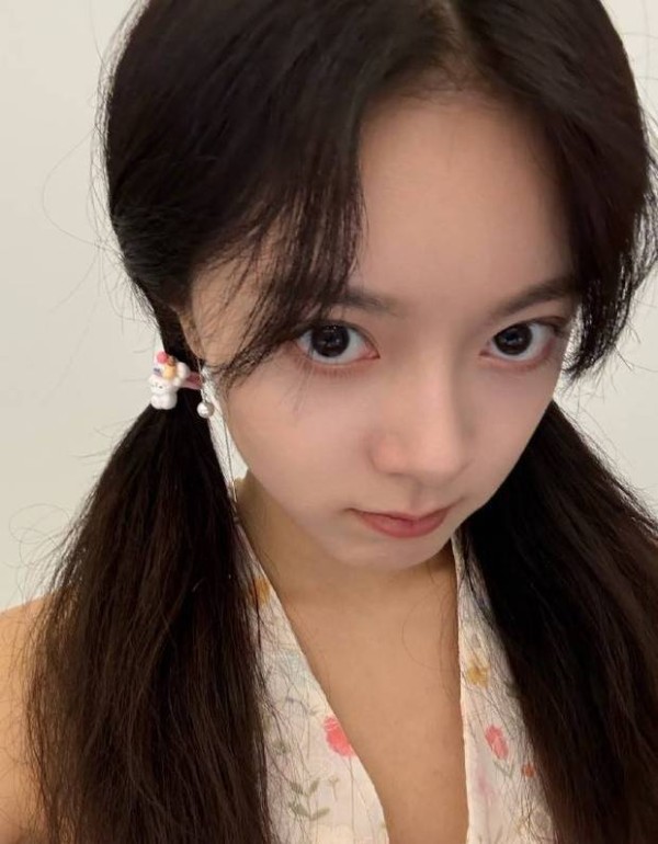 搜狐娱乐讯 7月15日，赵今麦在社交平台发布一组自拍。赵今麦扎双马尾穿挂脖碎花上衣，活泼可爱少女感满满。