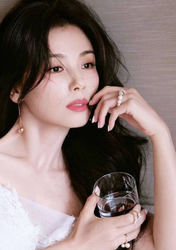 刘涛侧颜绝美。