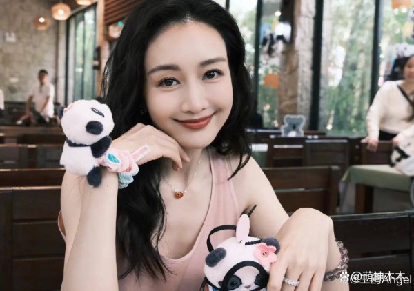 王鸥女儿首次曝光！还被偶遇看何九华话剧，去父留子之说立不住了