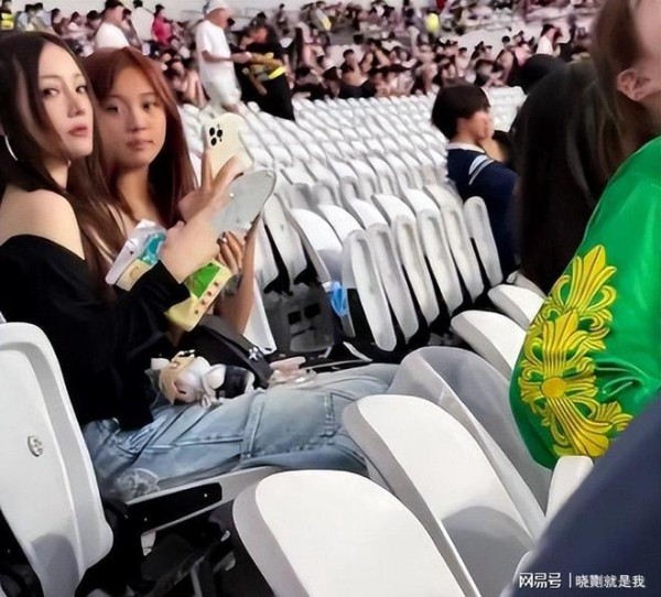 43岁李小璐带甜馨看演唱会，打扮艳丽受争议，曾被曝疑似有二胎