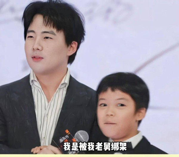郭麒麟携亲外甥亮相红毯，或为德云社接班铺路