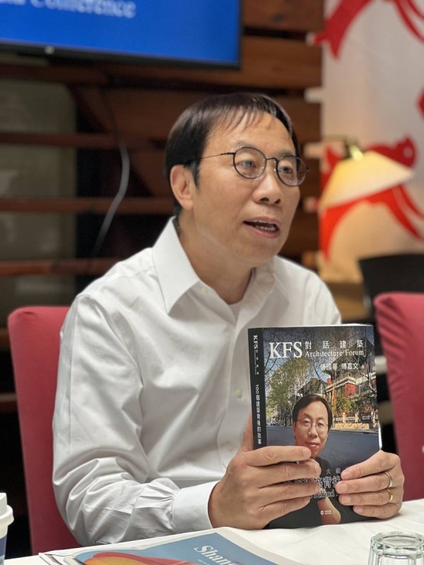 《100个建筑背后的故事》有50个在上海，漫步街头总能看到他的作品