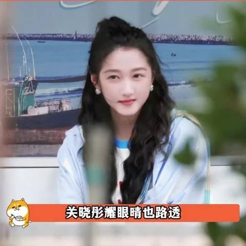 关晓彤蓝白撞色外套造型清新靓丽