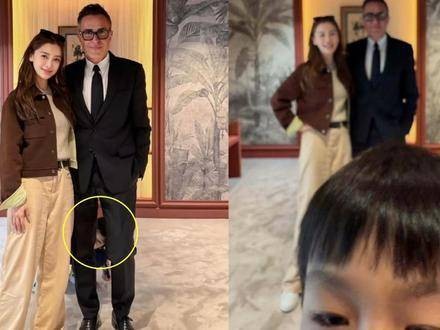 杨颖携儿子与爱马仕总监合影，8岁小海绵罕见露面，眉眼间尽显爸爸的影子