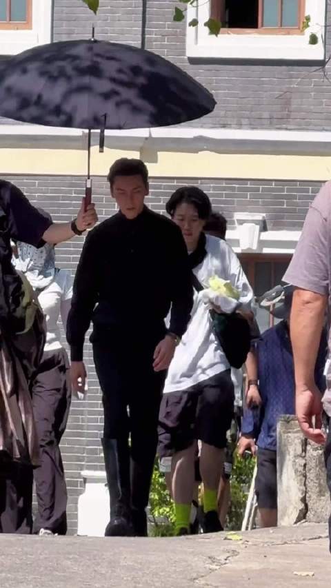 陈伟霆高领衬衣长靴，这也太帅了，老佛爷本人啊