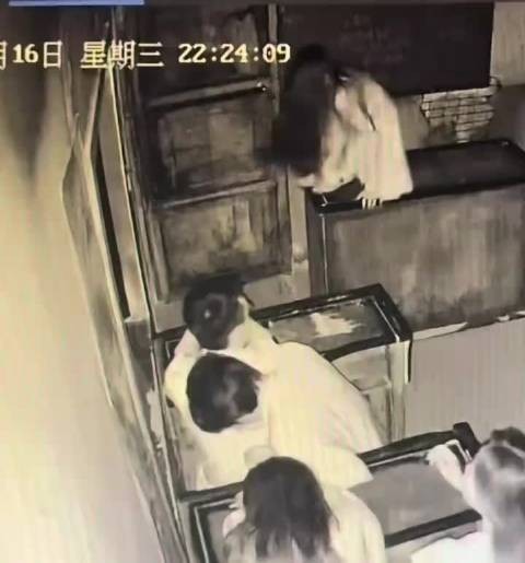 网友问:宗馥莉已经很有钱了,为什么还要在意他父亲给私生子的那18亿呢?
