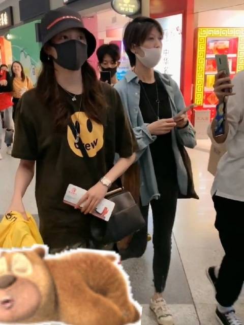 关晓彤机场,看着手上也没有戒指了!两个人真分了?鹿晗跳了狼与美女