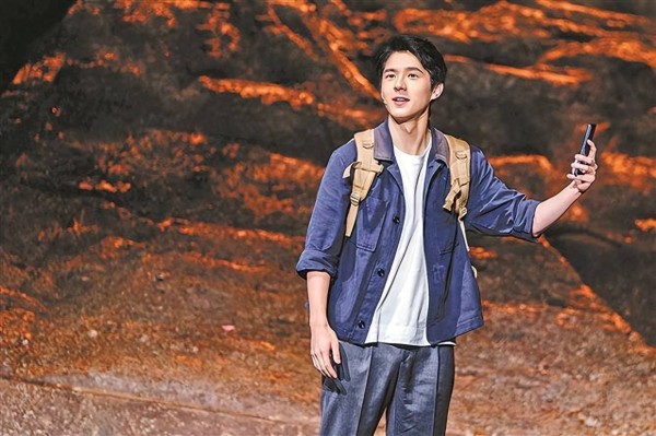 话剧《温暖的味道》厦门上演，刘昊然首度话剧主演，展现全新演技魅力