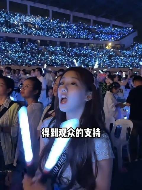 第二个何秋亊？ 旺仔小乔用不露脸演唱会，差点让汪苏泷失去署名权 ，鞠婧祎
