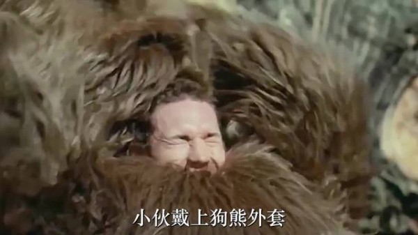 男子扮熊吓唬女友，结果惊喜变悲剧！