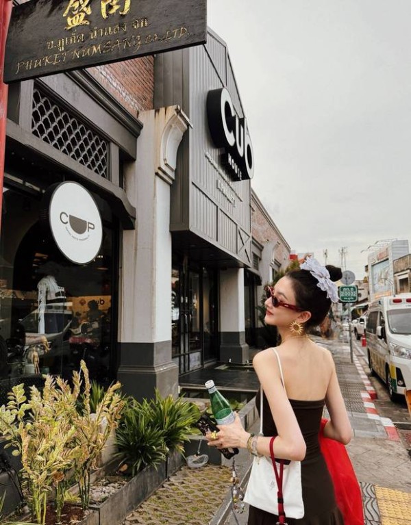 搜狐娱乐讯 近日，宋祖儿晒美拉德风穿搭，锁骨线条优美身材超绝。