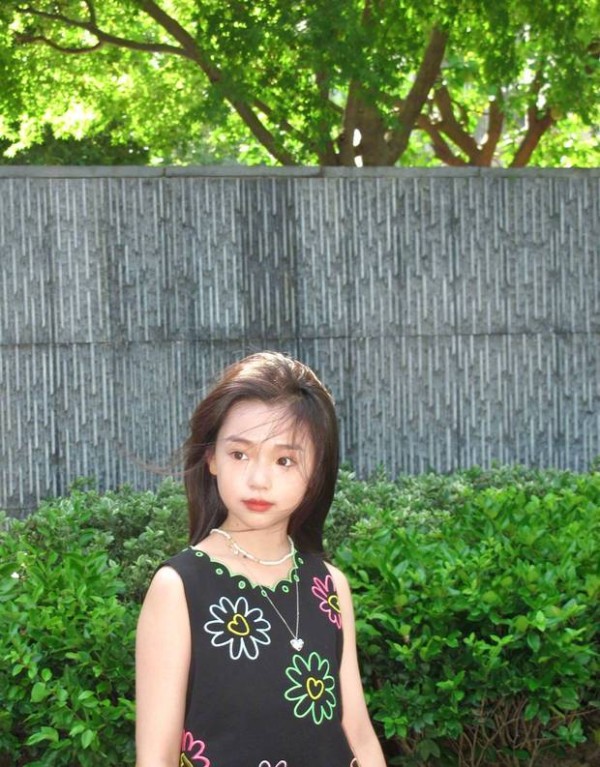 小酒窝长相甜美。