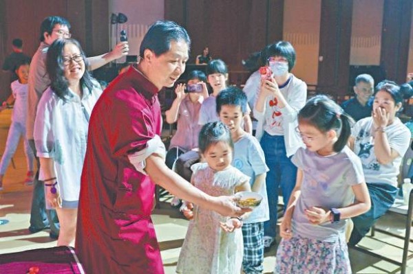 华山戏法令大小观众叫绝