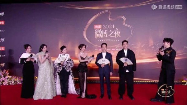 佟丽娅走红毯造型好性感，掩盖不住的大长腿太吸睛，迷晕导演